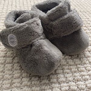 UGG boots for little boy. Size US 2/3